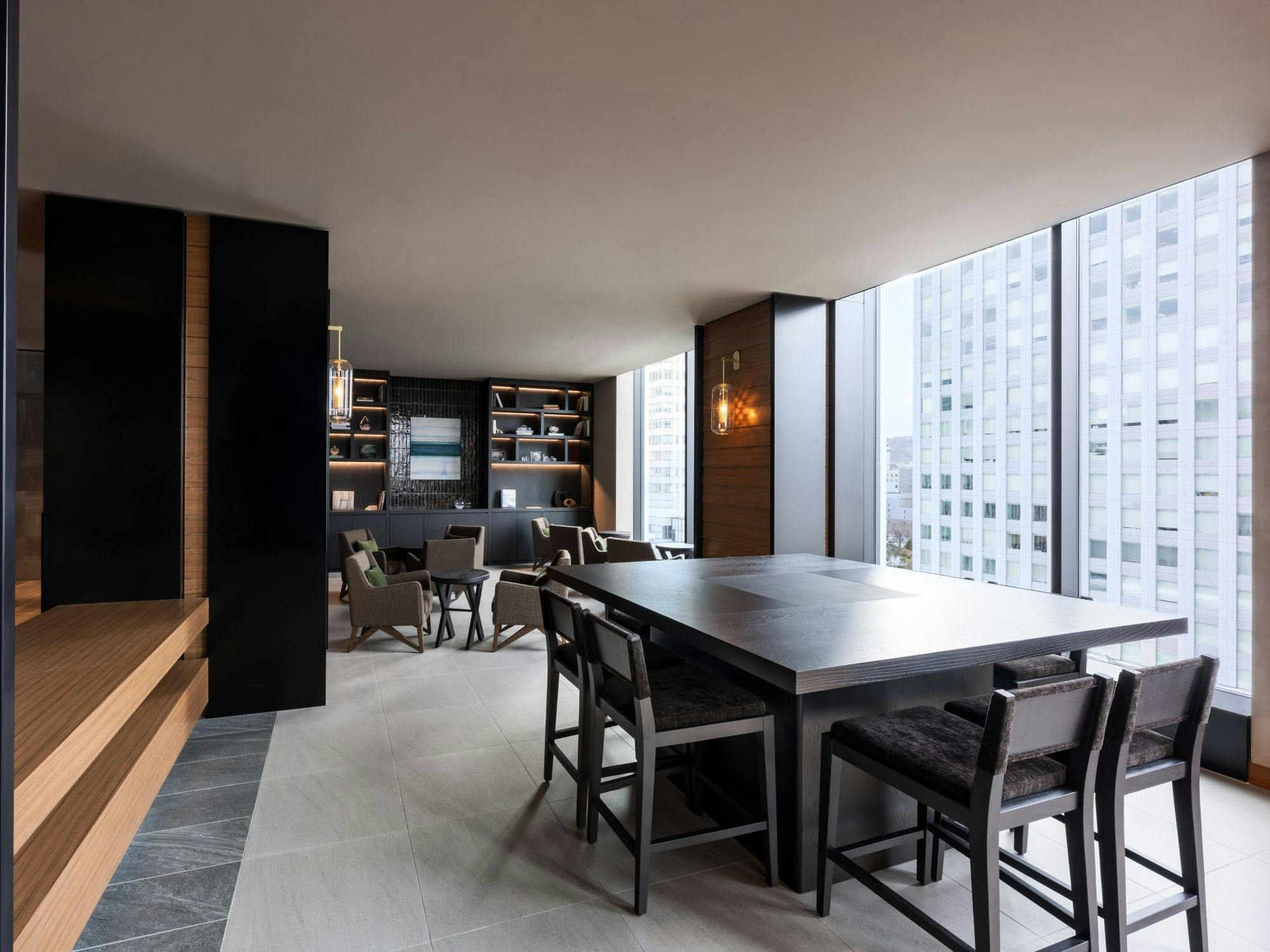 ロビーラウンジ　共用テーブル