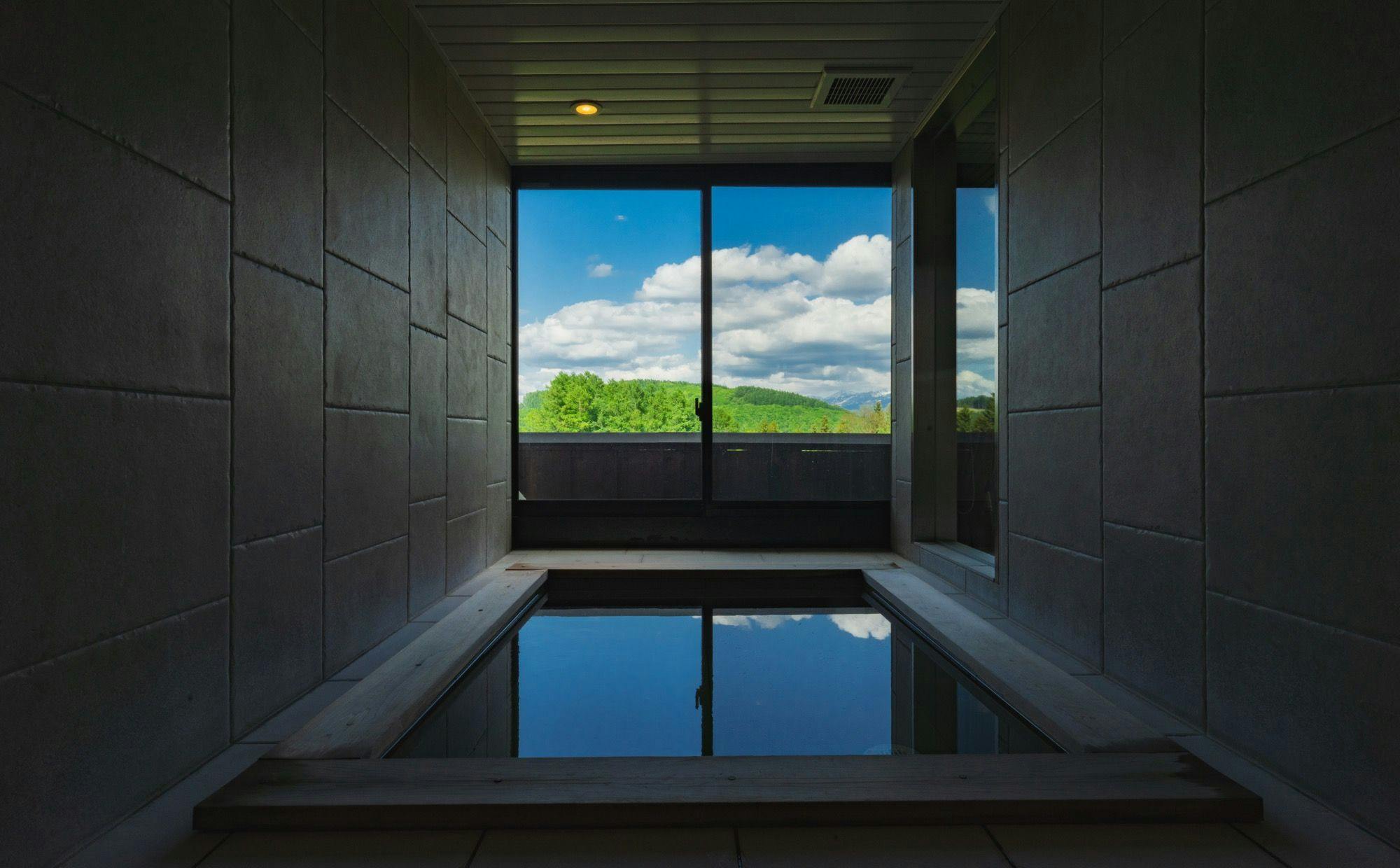 十勝岳連峰を眺めながら愉しめる温泉