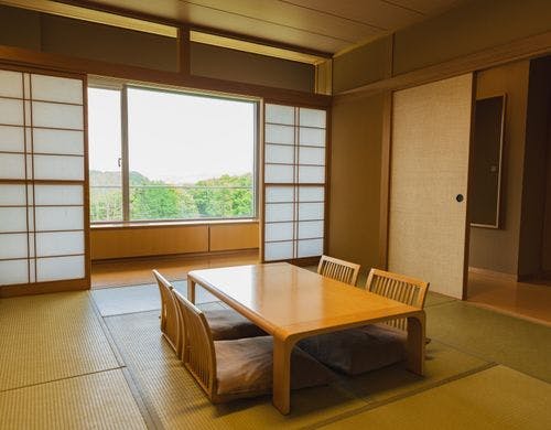 ツインベッドルームと和室10畳が独立