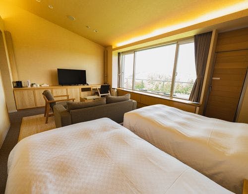 ツインベッドルームと和室10畳が独立