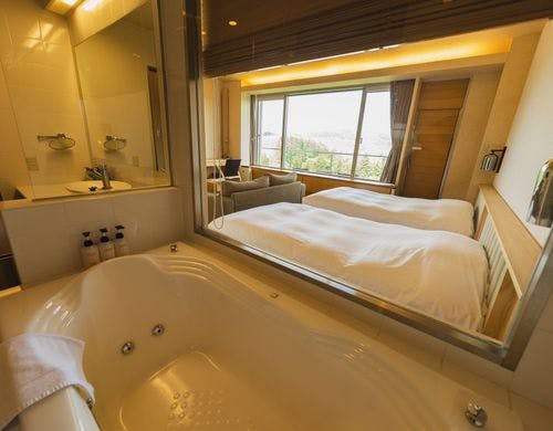 ツインベッドルームと和室10畳が独立