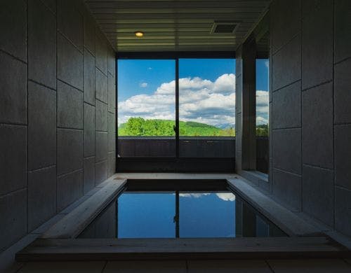 十勝岳連峰を眺めながら愉しめる温泉