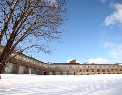 白銀が輝く冬のガーデンよりホテルを望む