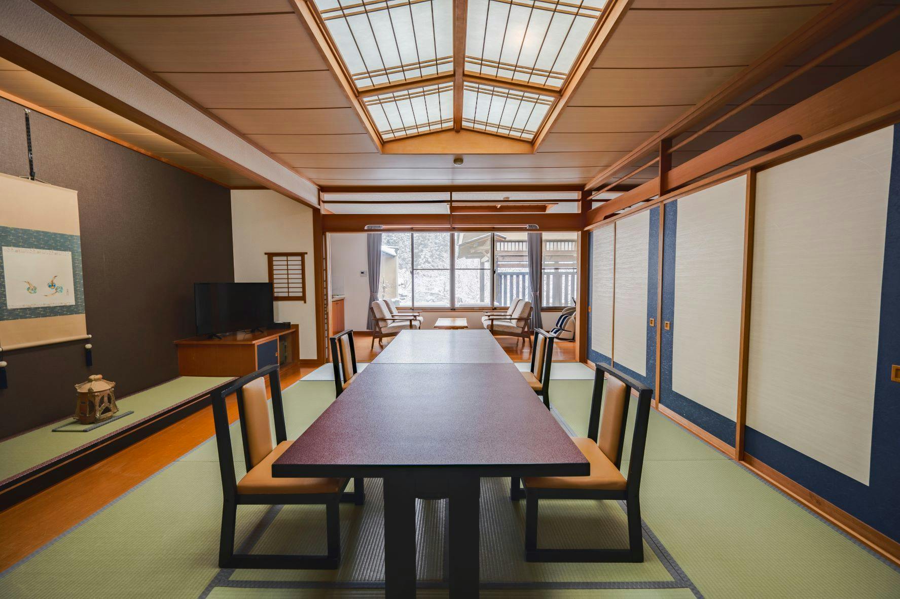 和スイートのダイニングエリア