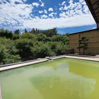 อ่างอาบน้ำกลางแจ้งในห้องพัก