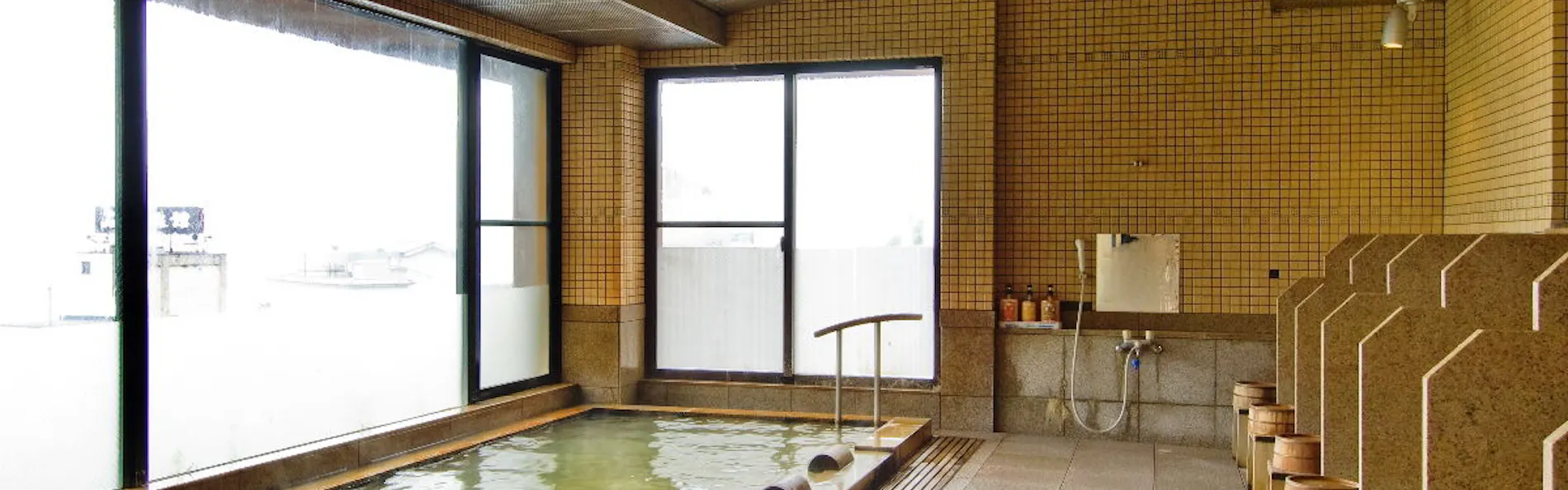 岸権旅館 ~ 石段街隣接 希少源泉「黄金の湯」の宿 ~