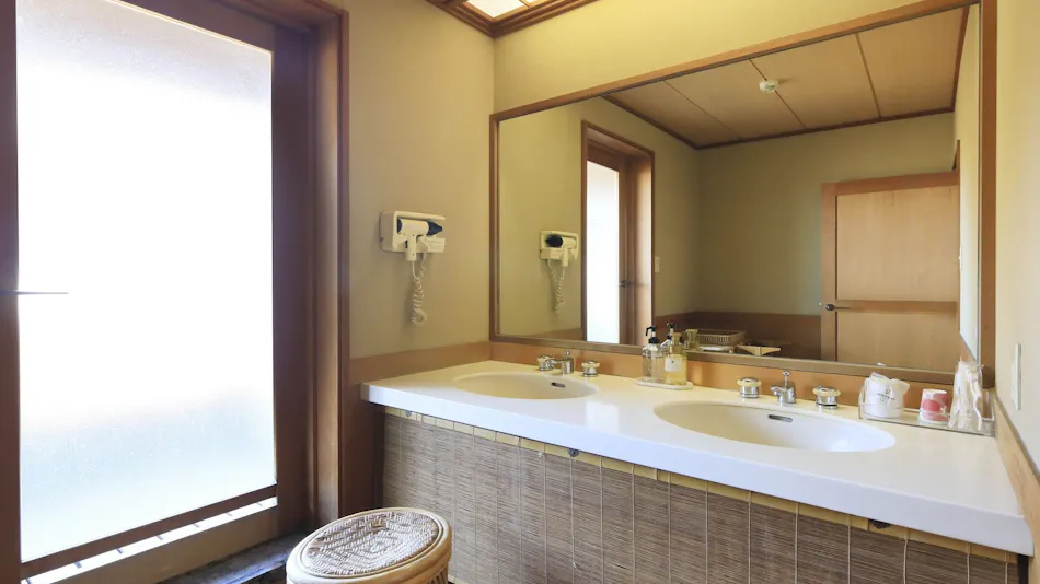 Kishigon Ryokan ~ Adjacent to Stone Steps Street, Rare Hot Spring "Golden Water" Inn ~
