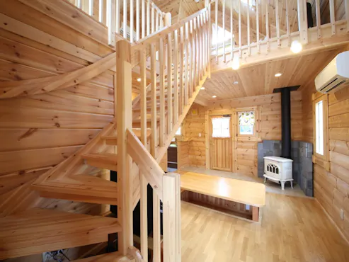 原木小屋客廳範例。