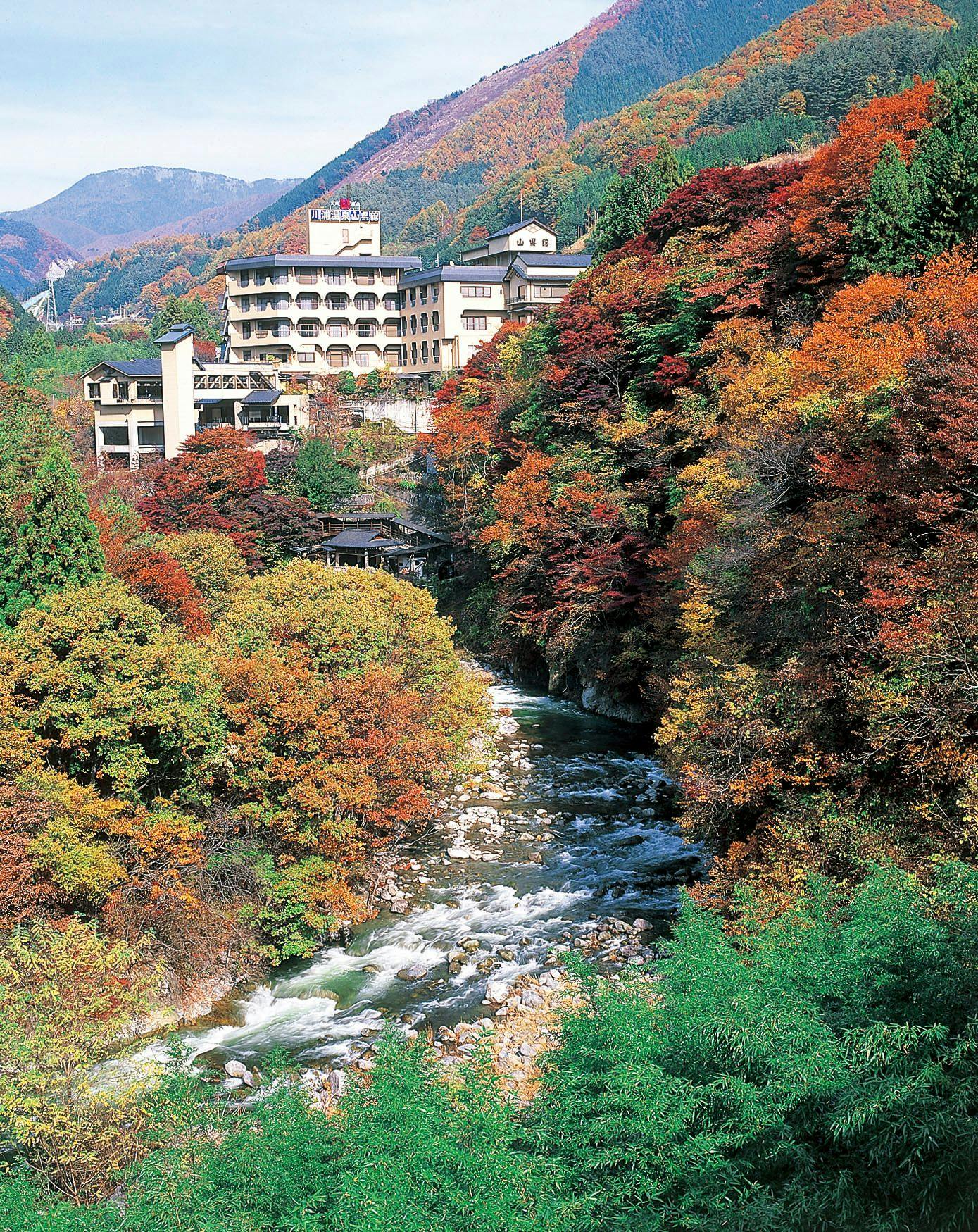 外観：秋の山県館と奥笛吹川の渓流
