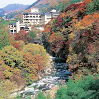 外観:秋の山県館と奥笛吹川の渓流