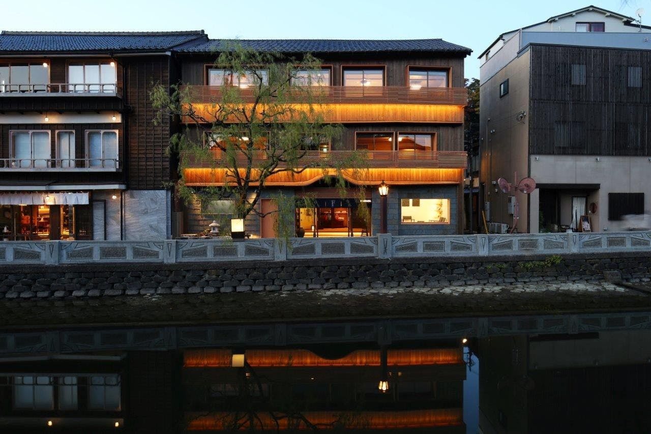 ตามถนนสายหลักของน้ำพุร้อนคิโนะซากิ