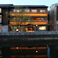 ตามถนนสายหลักของน้ำพุร้อนคิโนะซากิ