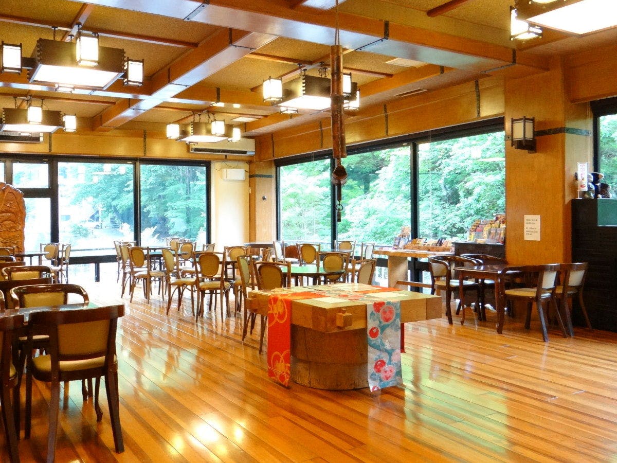 ล็อบบี้ที่ใช้ไม้เป็นจำนวนมาก.