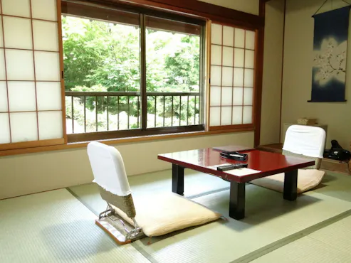 ตัวอย่างห้องพักในอาคารเสริมหลังแรก (ไม่มีอ่างอาบน้ำและห้องน้ำ)