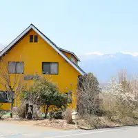 ・黄色の建物が目印の当館