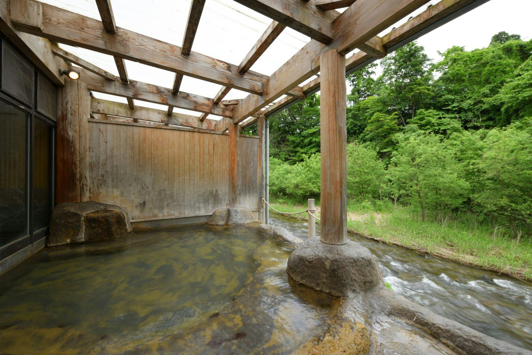 日本一深い天然自噴岩風呂を有す藤三旅館（登録有形文化財）
