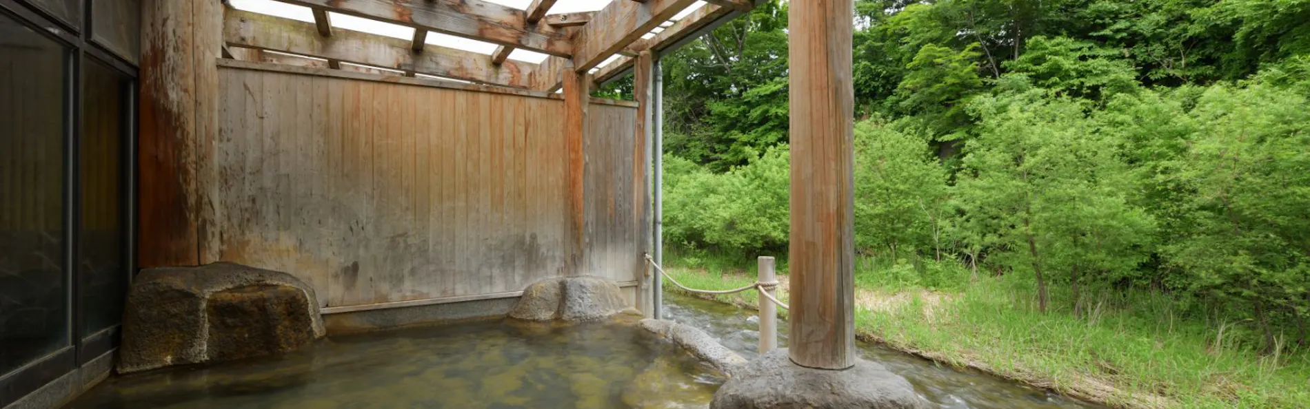 日本一深い天然自噴岩風呂を有す藤三旅館(登録有形文化財)