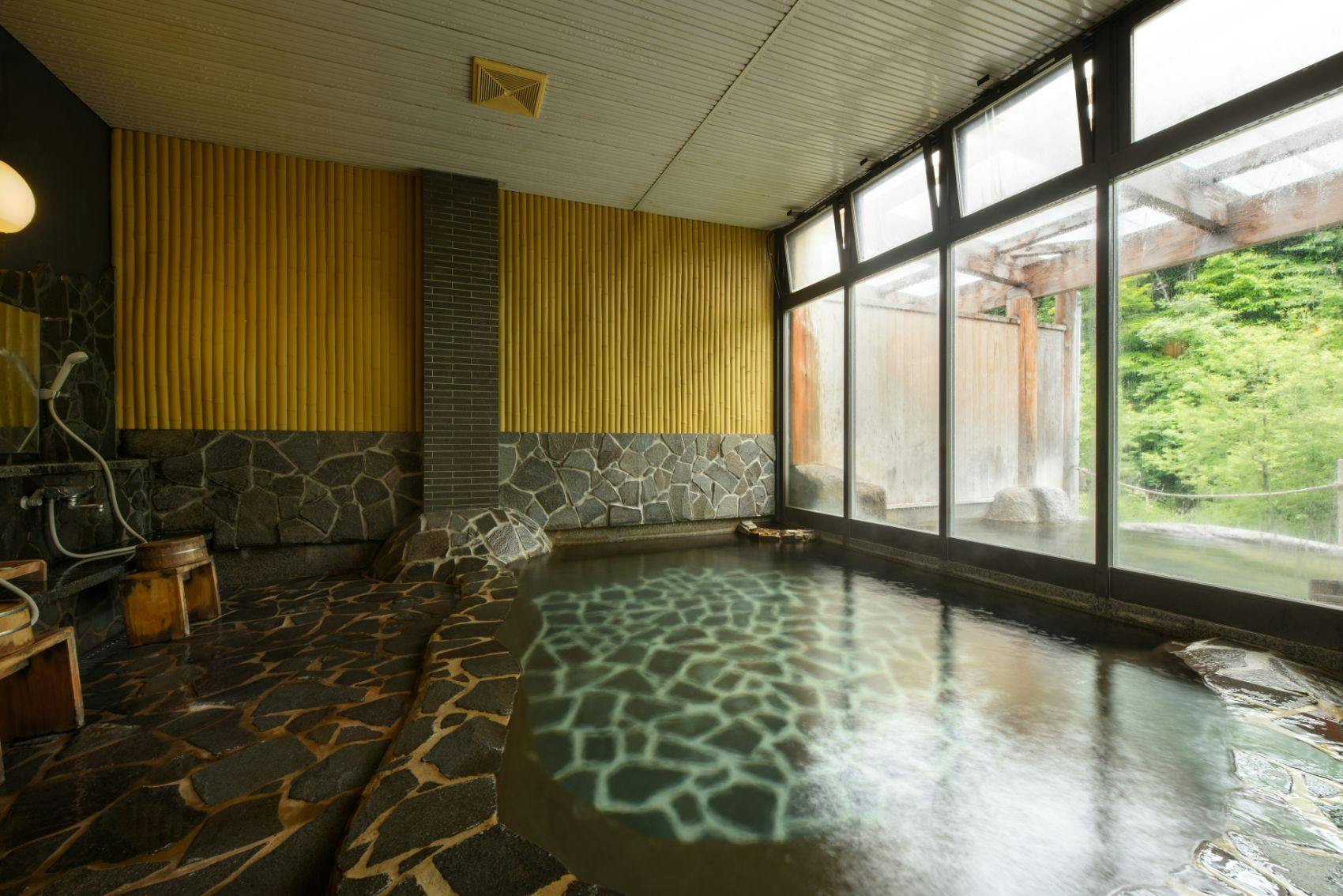 日本一深い天然自噴岩風呂を有す藤三旅館（登録有形文化財）