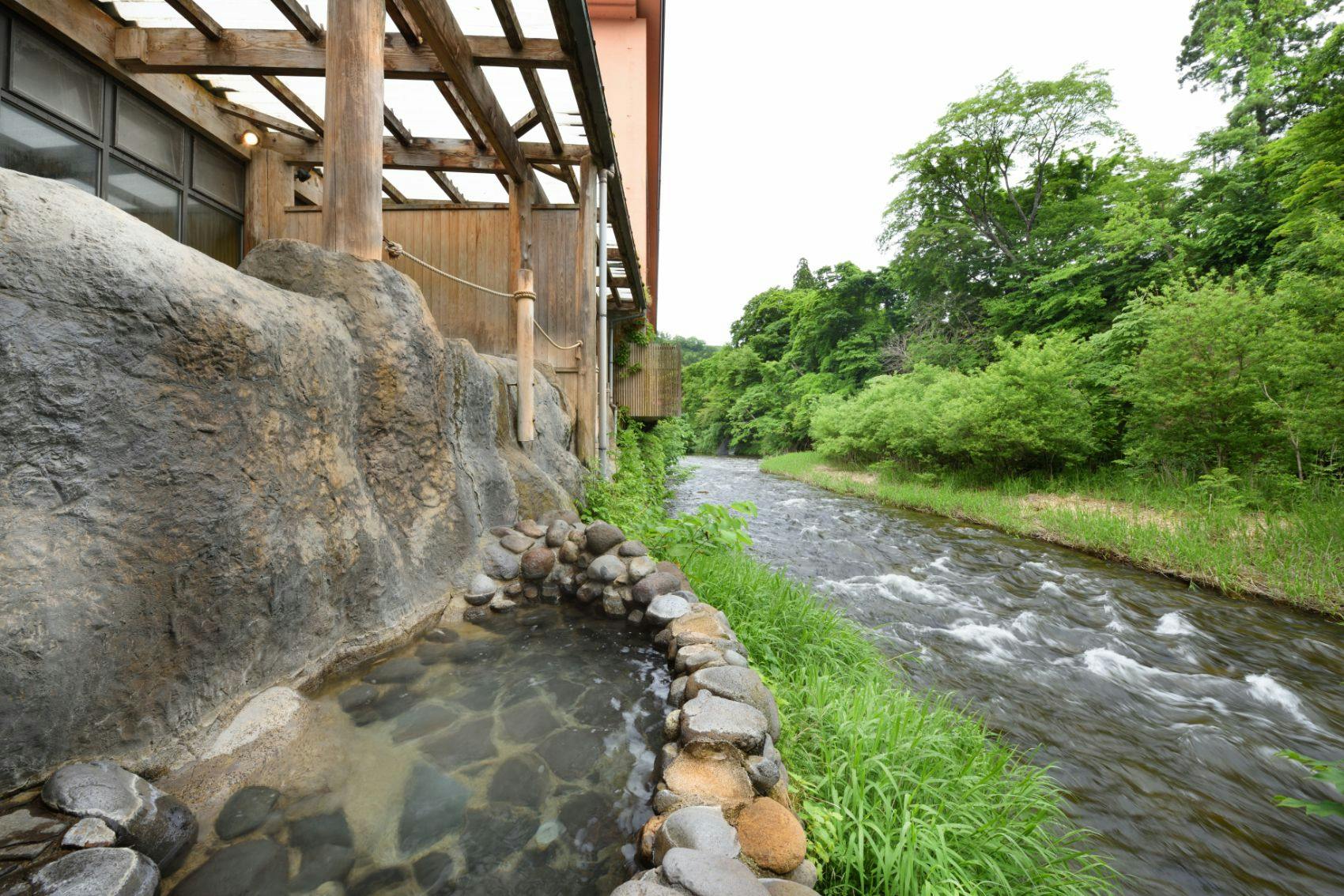 日本一深い天然自噴岩風呂を有す藤三旅館（登録有形文化財）
