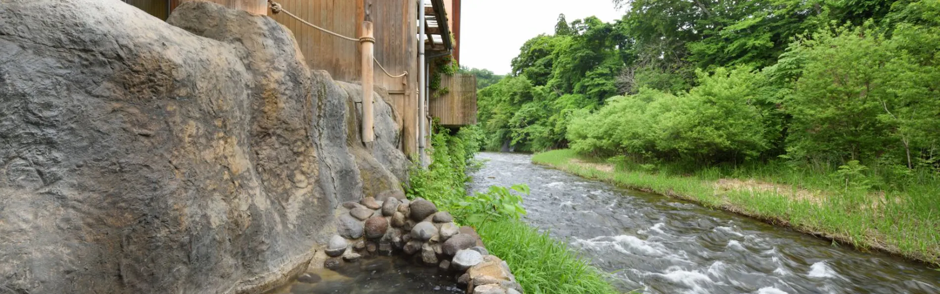 日本一深い天然自噴岩風呂を有す藤三旅館(登録有形文化財)