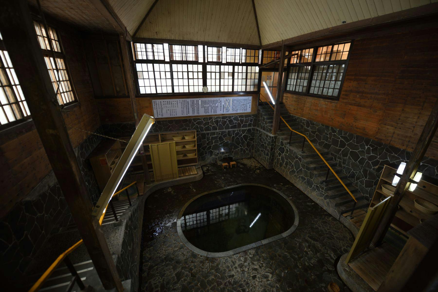 日本一深い天然自噴岩風呂を有す藤三旅館（登録有形文化財）