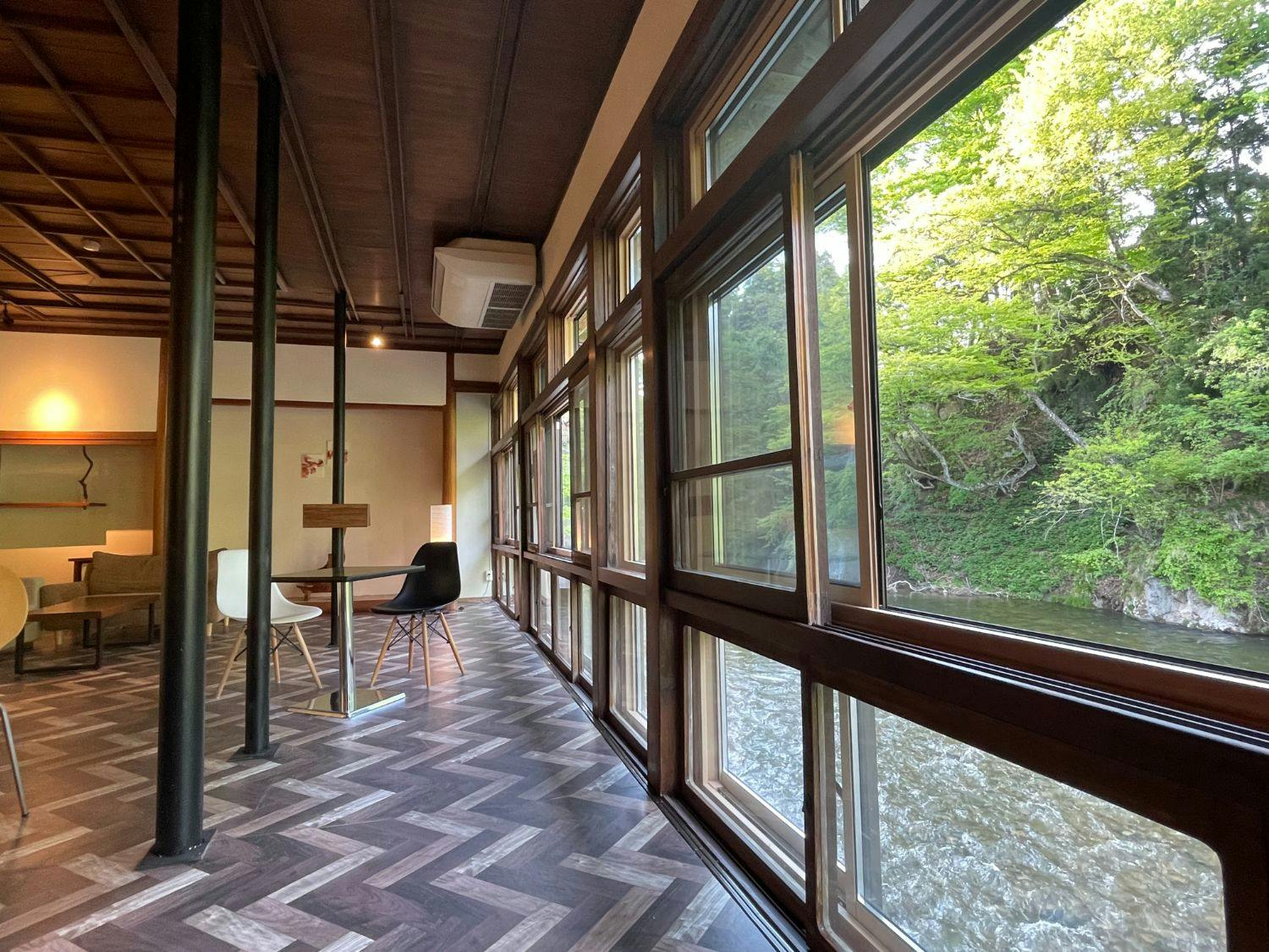 日本一深い天然自噴岩風呂を有す藤三旅館（登録有形文化財）