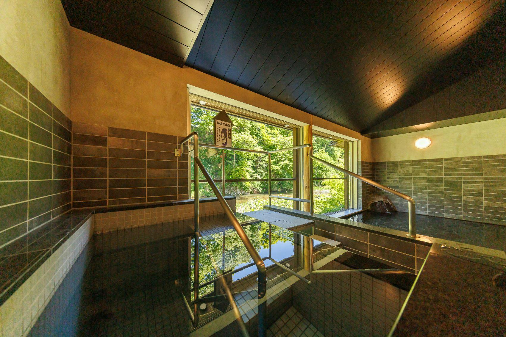 日本一深い天然自噴岩風呂を有す藤三旅館（登録有形文化財）