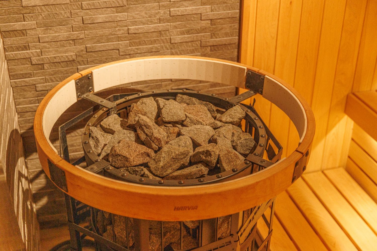 日本一深い天然自噴岩風呂を有す藤三旅館（登録有形文化財）