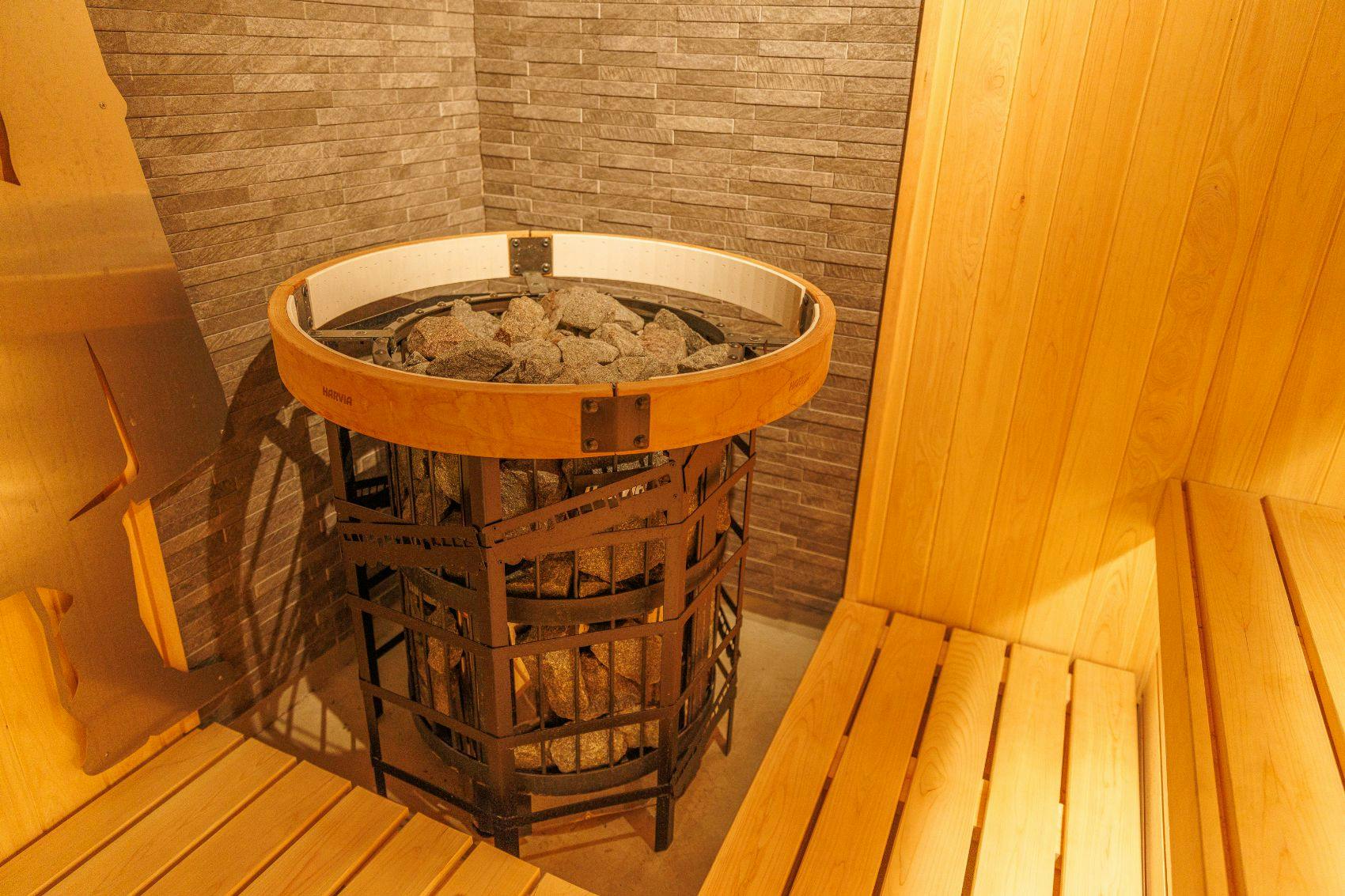 日本一深い天然自噴岩風呂を有す藤三旅館（登録有形文化財）