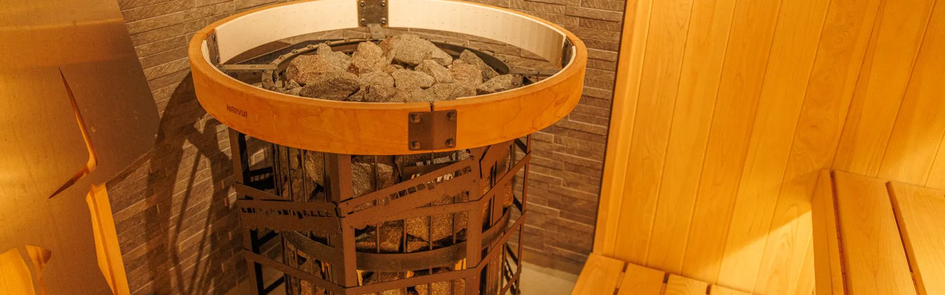 日本一深い天然自噴岩風呂を有す藤三旅館(登録有形文化財)