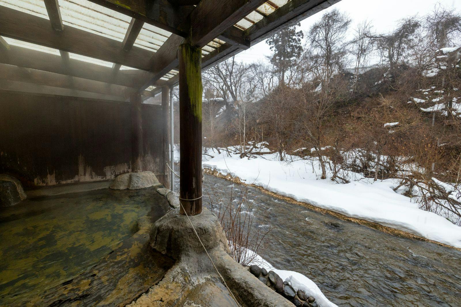 日本一深い天然自噴岩風呂を有す藤三旅館（登録有形文化財）