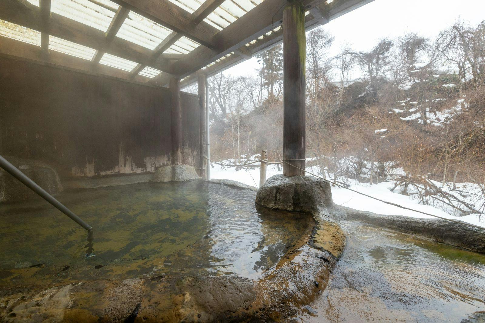 日本一深い天然自噴岩風呂を有す藤三旅館（登録有形文化財）