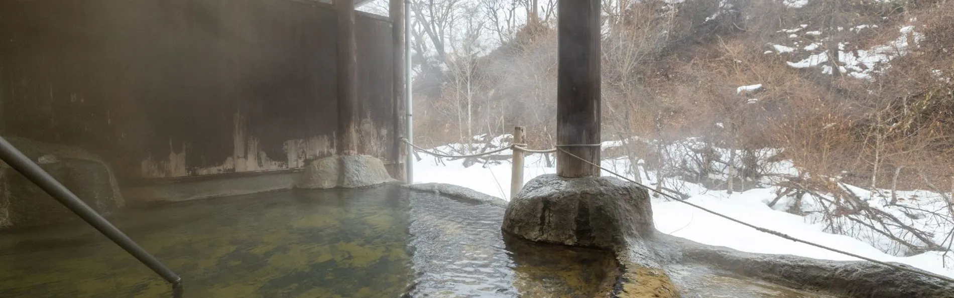 日本一深い天然自噴岩風呂を有す藤三旅館(登録有形文化財)