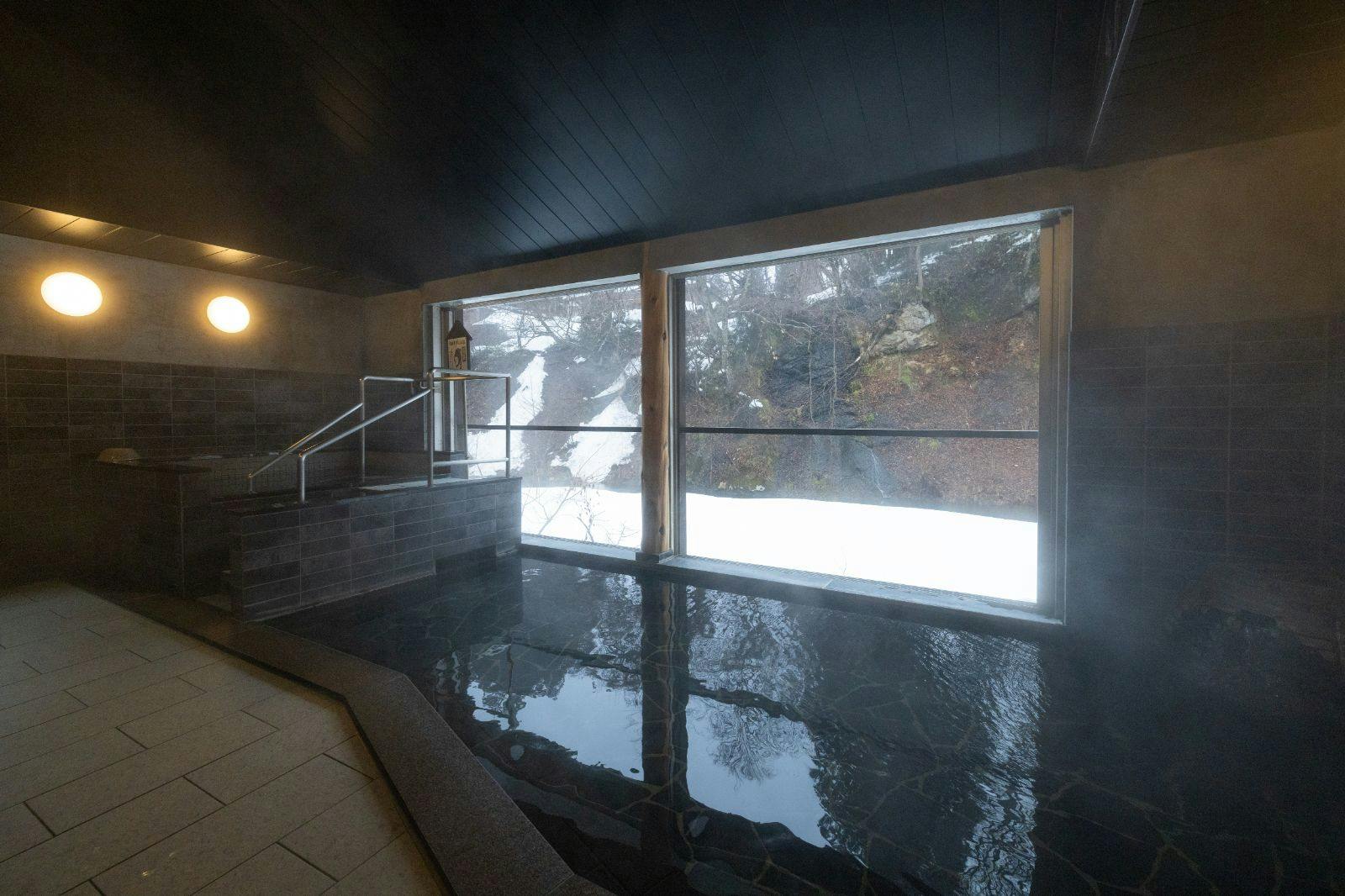 日本一深い天然自噴岩風呂を有す藤三旅館（登録有形文化財）