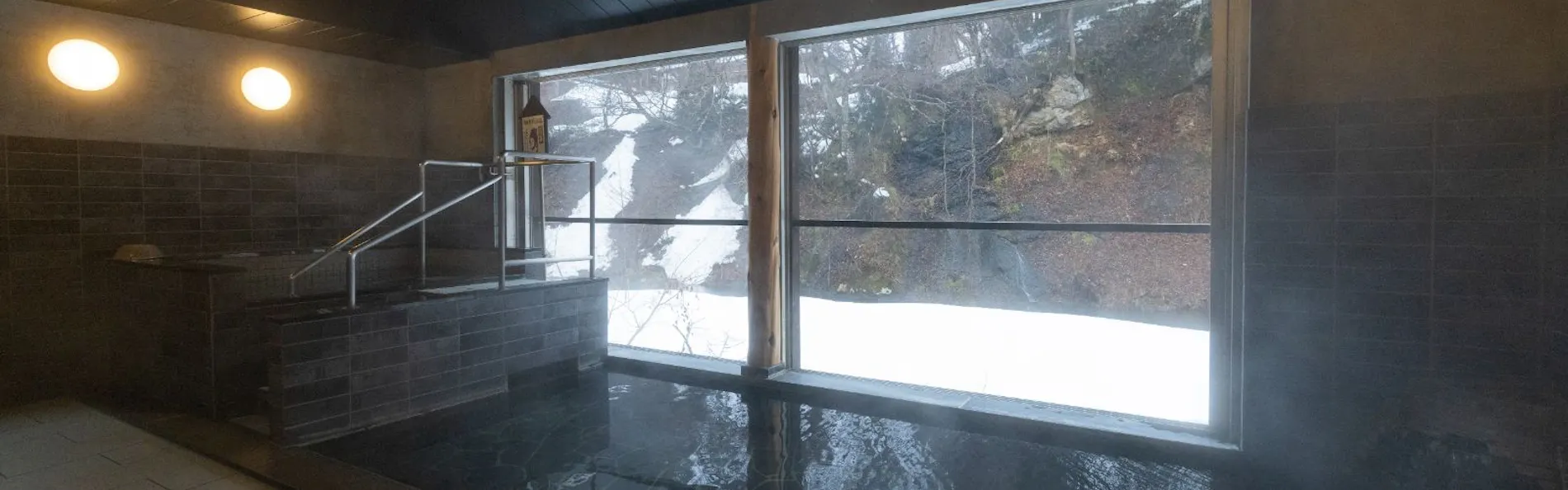 日本一深い天然自噴岩風呂を有す藤三旅館(登録有形文化財)