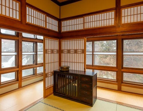 ２面の窓から渓流を 和室８畳 + ６畳角部屋