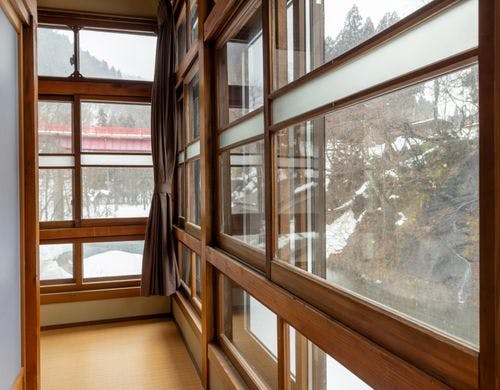 ２面の窓から渓流を 和室８畳 + ６畳角部屋