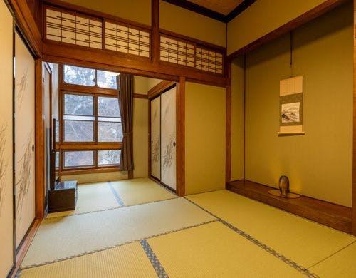 ２面の窓から渓流を 和室８畳 + ６畳角部屋