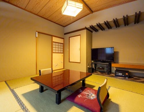 渓流を望む【和室８畳】別館１階　鉄筋建築