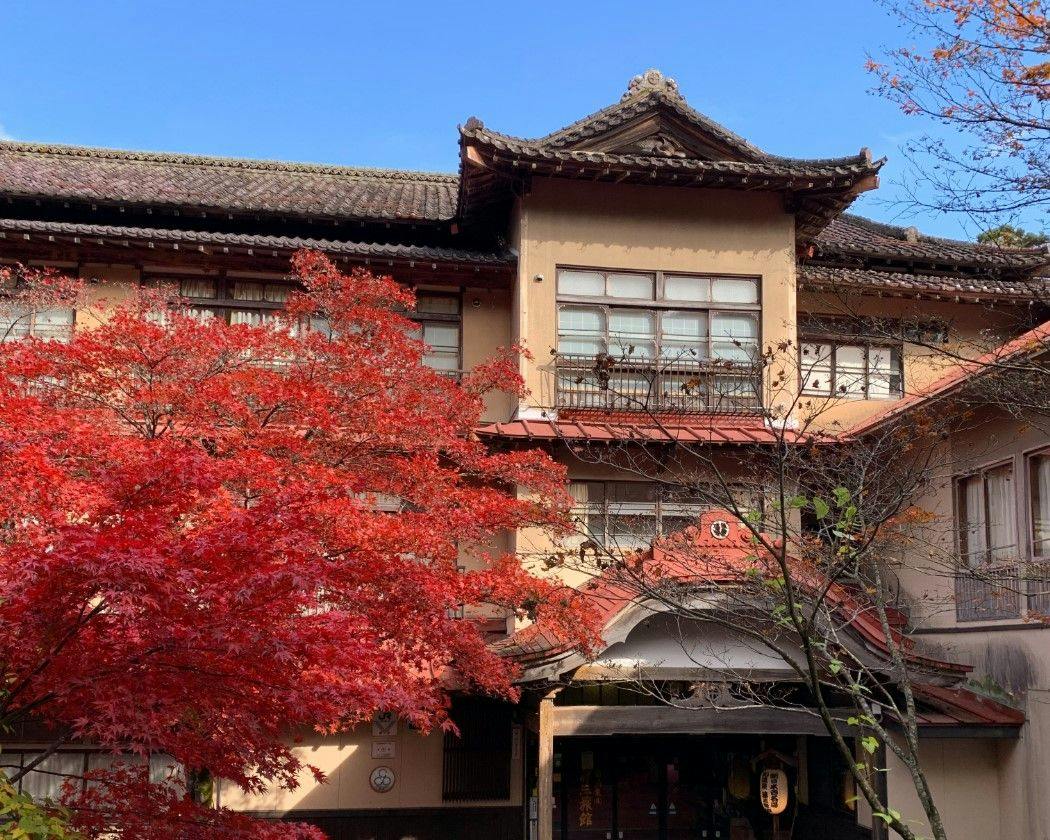 日本一深い天然自噴岩風呂を有す藤三旅館（登録有形文化財）