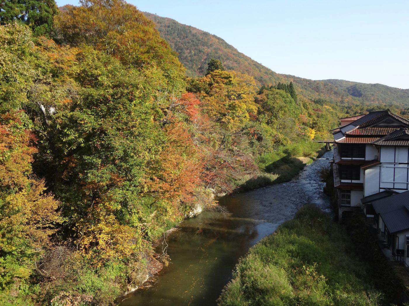 日本一深い天然自噴岩風呂を有す藤三旅館（登録有形文化財）