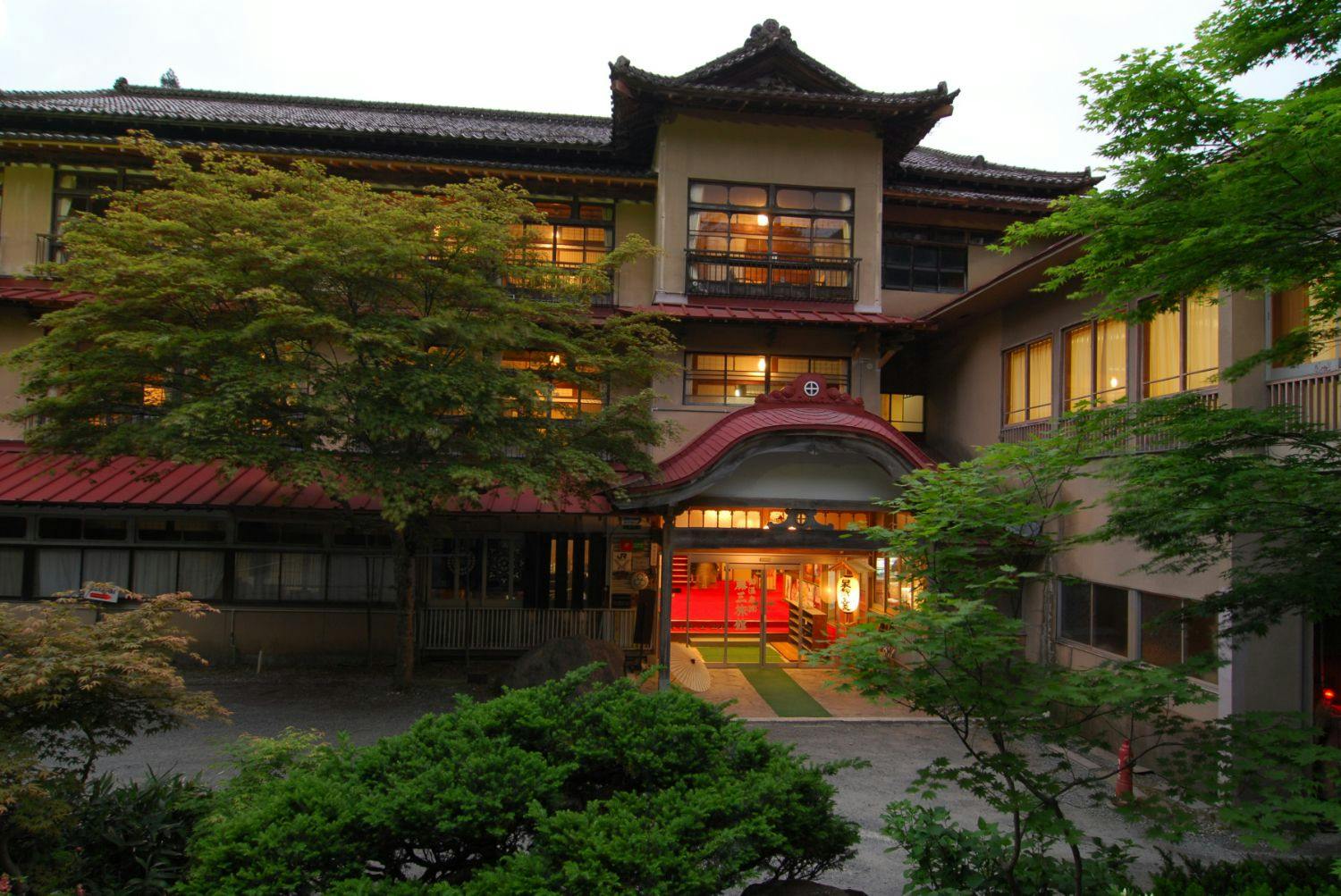 日本一深い天然自噴岩風呂を有す藤三旅館（登録有形文化財）