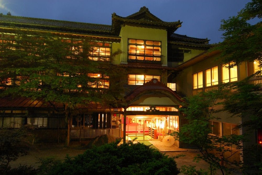 日本一深い天然自噴岩風呂を有す藤三旅館（登録有形文化財）