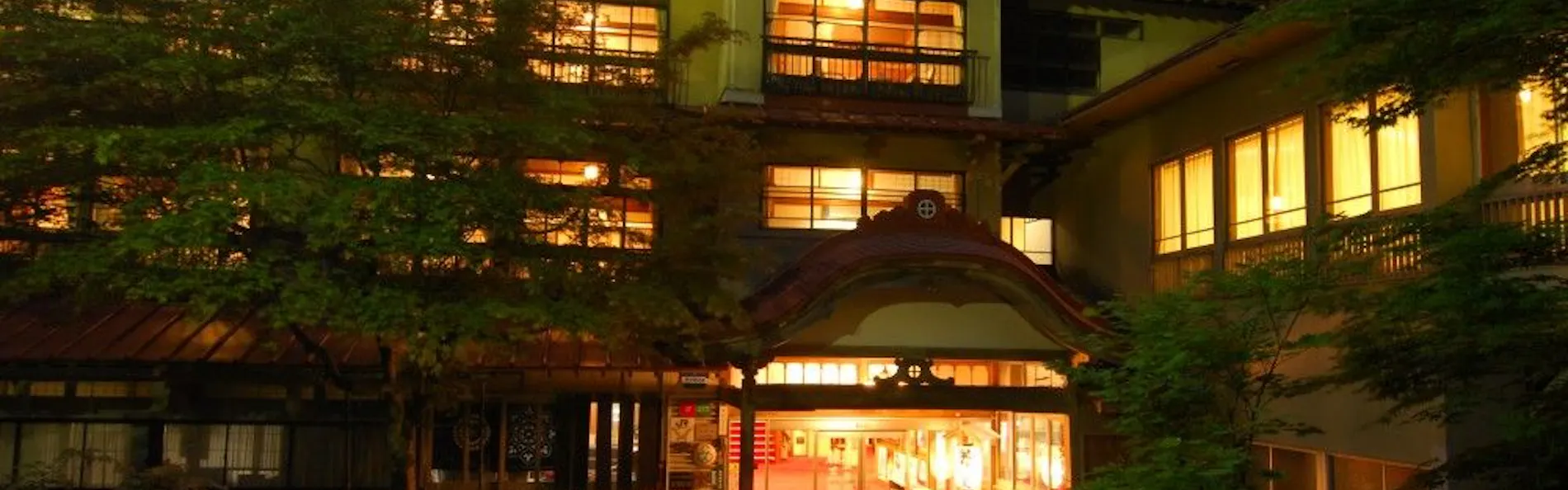 日本一深い天然自噴岩風呂を有す藤三旅館(登録有形文化財)