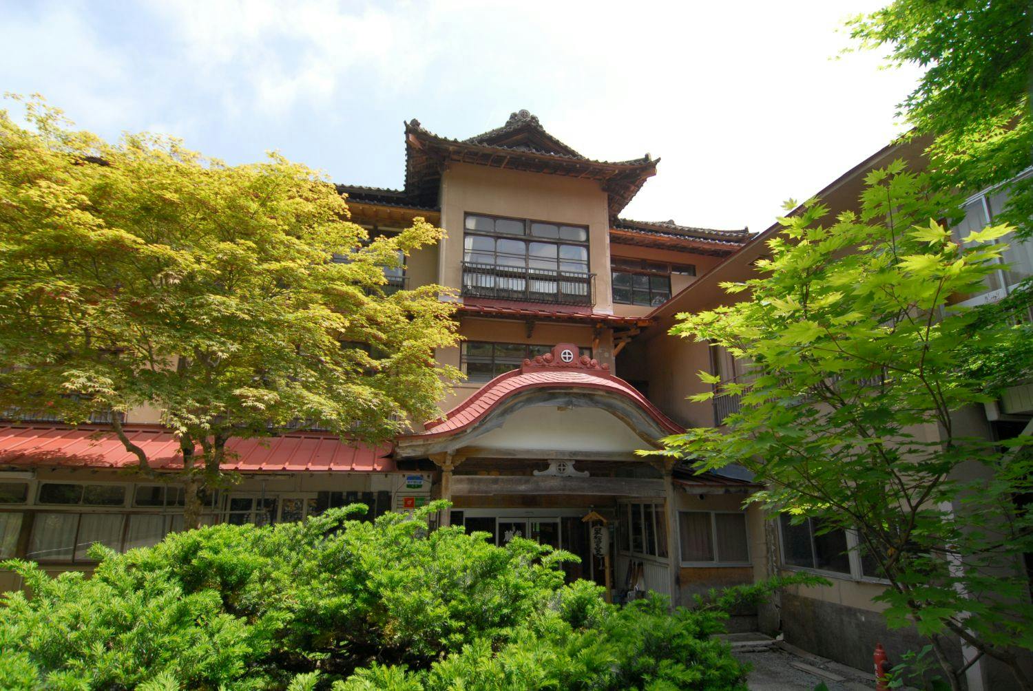 日本一深い天然自噴岩風呂を有す藤三旅館（登録有形文化財）