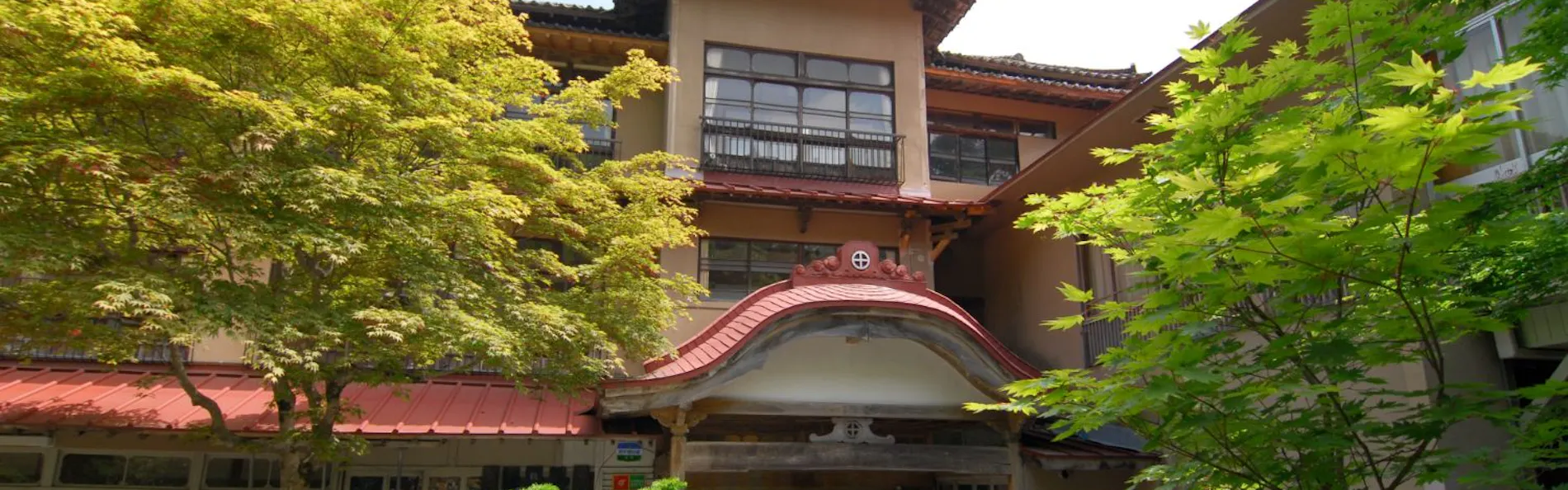 日本一深い天然自噴岩風呂を有す藤三旅館(登録有形文化財)