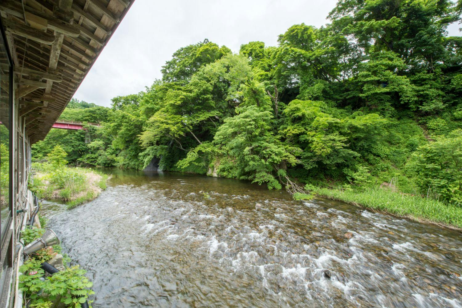 日本一深い天然自噴岩風呂を有す藤三旅館（登録有形文化財）