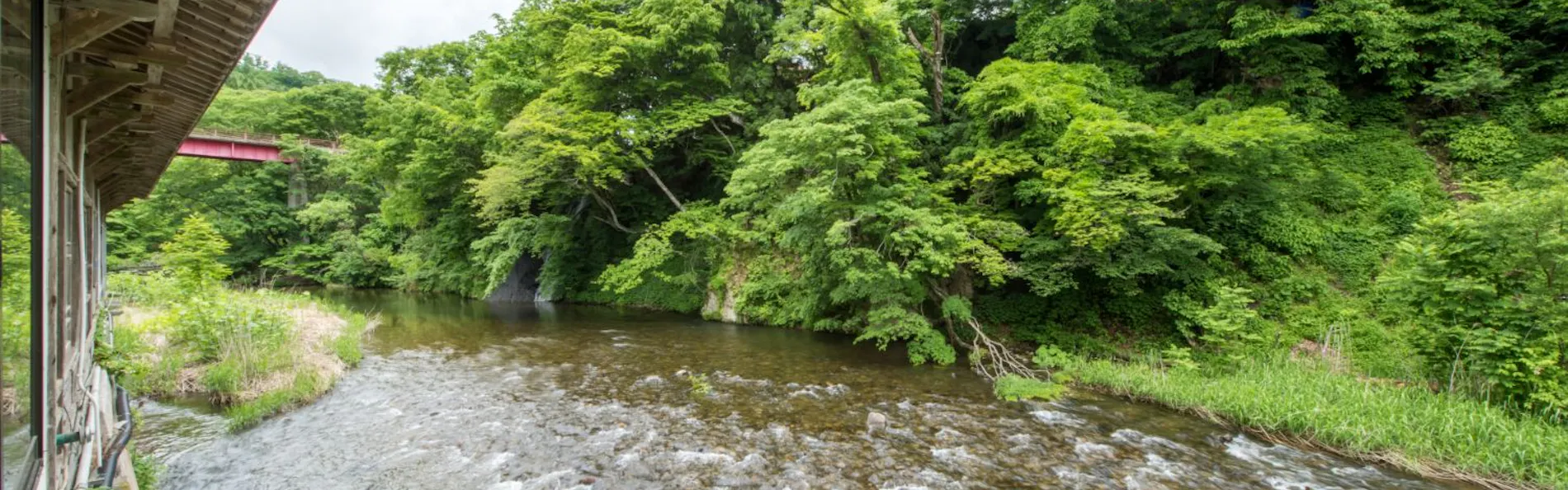 日本一深い天然自噴岩風呂を有す藤三旅館(登録有形文化財)