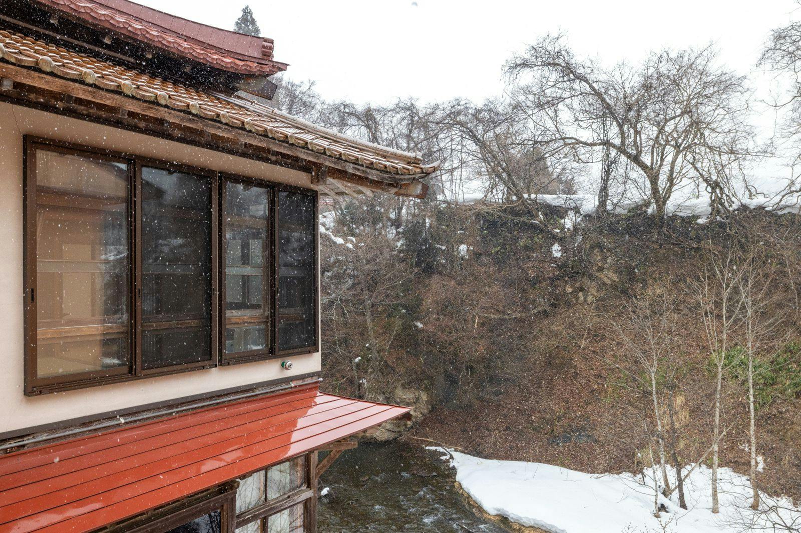 日本一深い天然自噴岩風呂を有す藤三旅館（登録有形文化財）