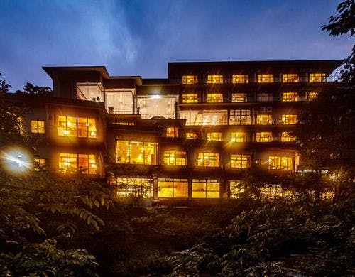 ～鶴仙渓の対岸からの外観～